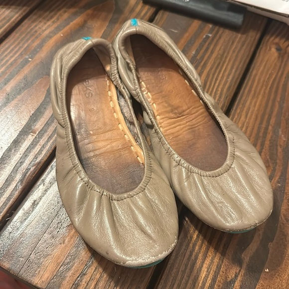 Tieks Shoes - Pre-owned Tieks - Taupe - size 9